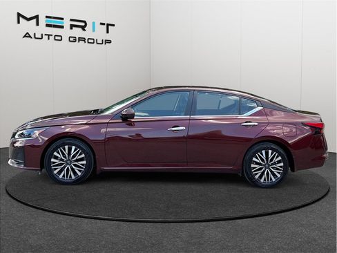 Used 2024 Nissan Altima 2.5 SV w/ SV Premium Package FWD image 5