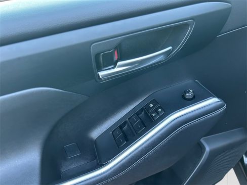 Used 2023 Toyota Highlander XLE image 11