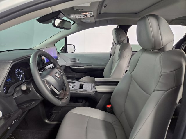Used 2026 Toyota Sienna XLE FWD image 14