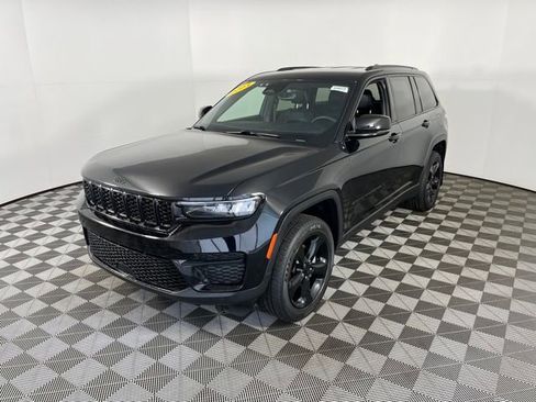 Used 2023 Jeep Grand Cherokee Altitude image 3