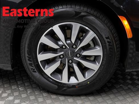 Used 2023 Chrysler Pacifica Touring-L FWD image 33