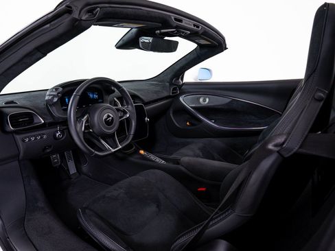 Used 2025 McLaren Artura Spider RWD image 18