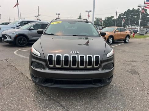 Used 2016 Jeep Cherokee Latitude w/ Cold Weather Group AWD/4WD image 2