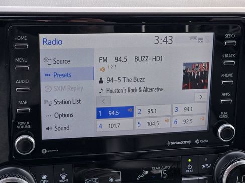 Used 2022 Toyota Highlander XLE image 25