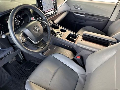 Used 2024 Toyota Sienna XLE image 9