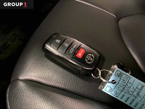 Used 2024 Toyota Highlander XLE image 15