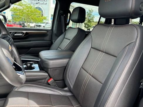 Certified 2025 Chevrolet Suburban High Country AWD/4WD image 13