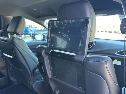 New 2026 Chrysler Pacifica Select image 4