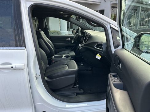 New 2026 Chrysler Pacifica Select AWD/4WD image 8