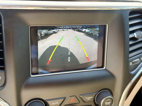 Used 2018 Jeep Grand Cherokee Laredo image 31