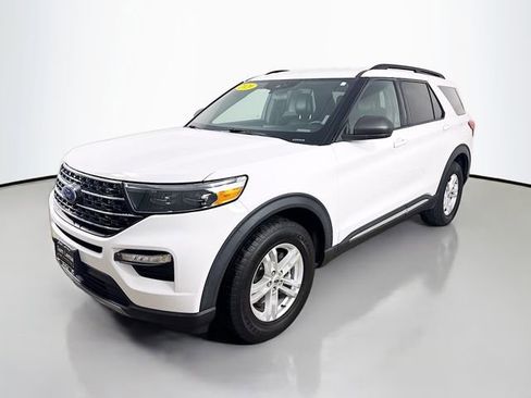 Used 2020 Ford Explorer XLT w/ Equipment Group 202A image 3