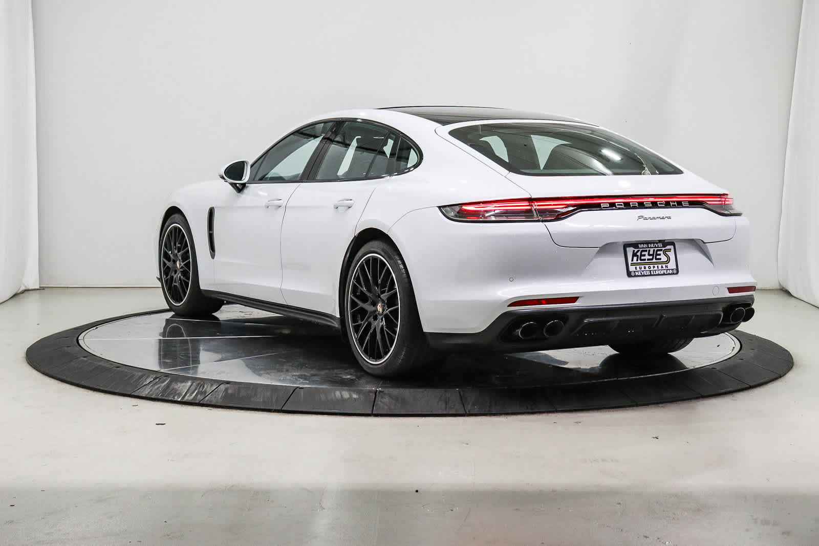 Used 2022 Porsche Panamera RWD image 2