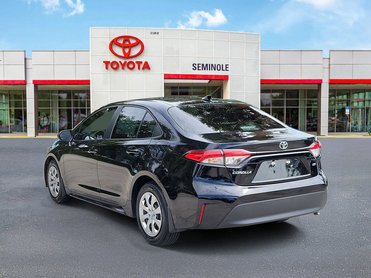 Used 2025 Toyota Corolla LE FWD image 4