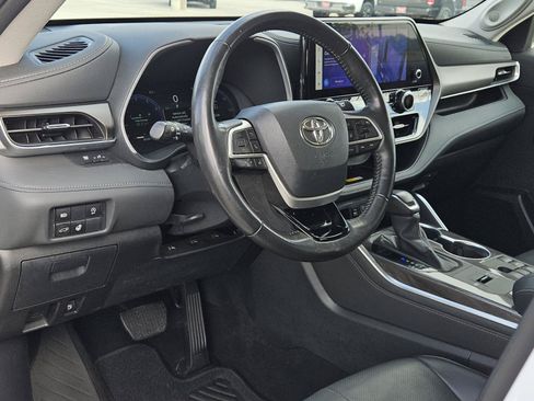 Used 2024 Toyota Highlander Limited FWD image 26