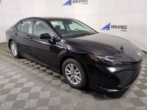 Used 2025 Toyota Camry LE w/ Convenience Package image 10