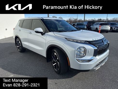 Used 2023 Mitsubishi Outlander SE image 3