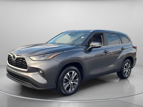 Certified 2024 Toyota Highlander XLE image 2