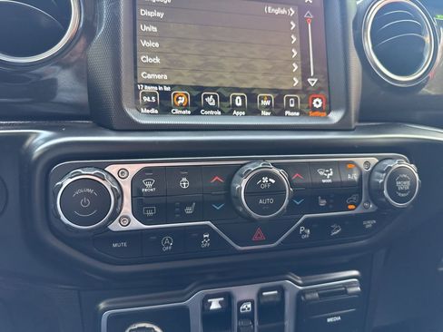 Used 2020 Jeep Wrangler Unlimited Sahara image 32