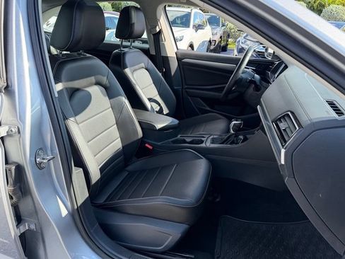 Used 2022 Volkswagen Jetta SE FWD image 19