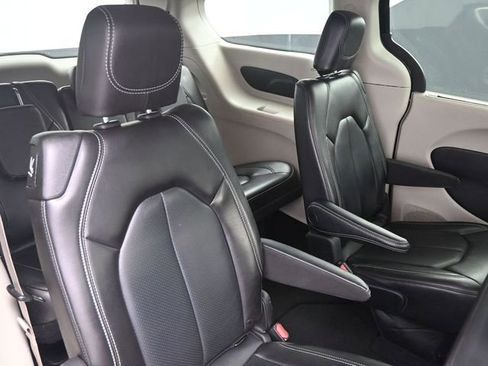 Used 2023 Chrysler Pacifica Touring-L FWD image 30