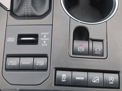 Used 2022 Toyota Highlander XLE AWD/4WD image 19