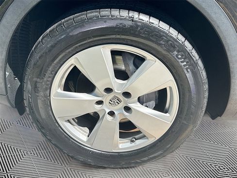 Used 2019 Porsche Cayenne w/ Premium Package image 34