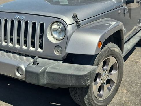 Used 2016 Jeep Wrangler Unlimited Sahara w/ Connectivity Group AWD/4WD image 3