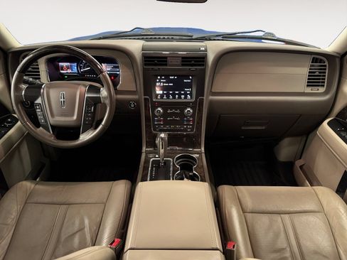 Used 2016 Lincoln Navigator Select RWD image 10