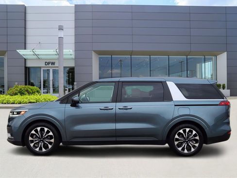 Used 2024 Kia Carnival EX image 3