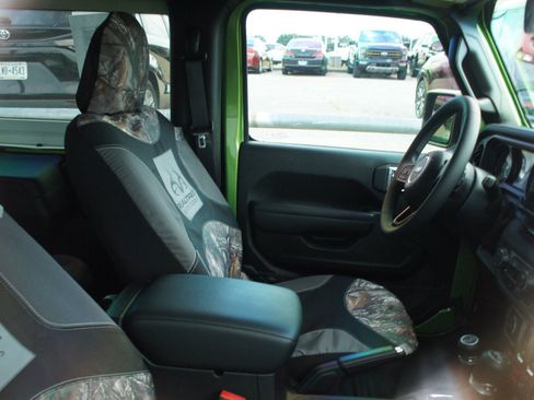 Used 2025 Jeep Wrangler Rubicon AWD/4WD image 3