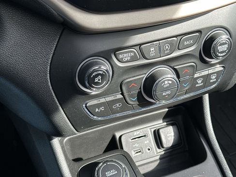 Used 2018 Jeep Cherokee Limited image 29