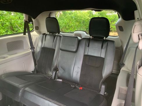 Used 2017 Dodge Grand Caravan SXT image 18