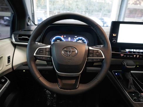 Used 2025 Toyota Sienna Platinum image 21