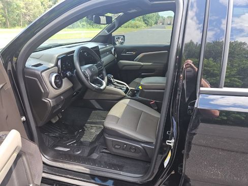 Used 2025 Chevrolet Colorado ZR2 w/ Technology Package AWD/4WD image 16