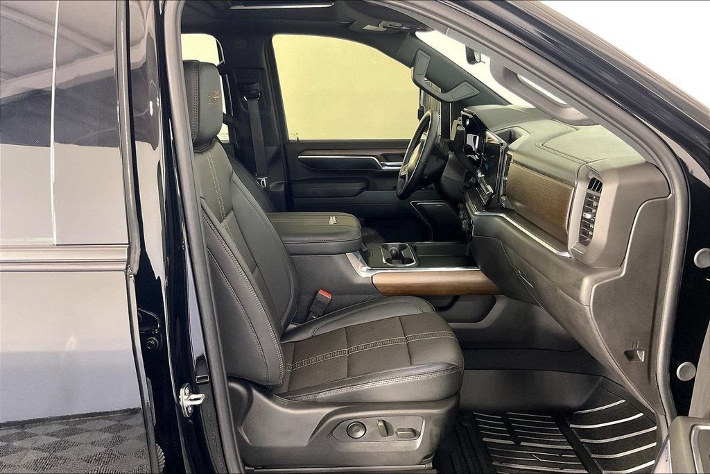 Used 2024 Chevrolet Silverado 2500 High Country w/ High Country Premium Package AWD/4WD image 9