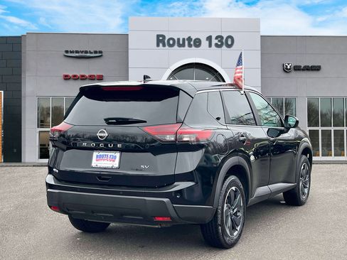 Used 2024 Nissan Rogue SV image 4