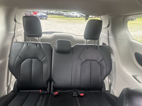 Used 2023 Chrysler Pacifica Touring-L FWD image 22