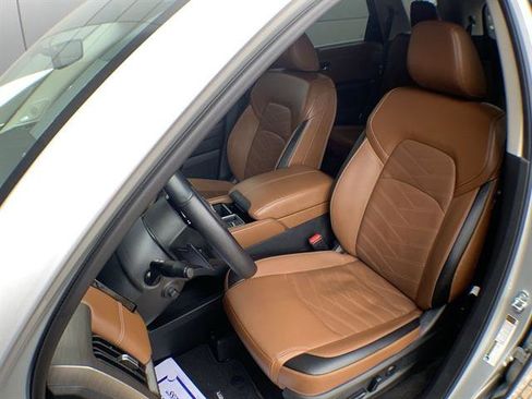 Used 2024 Nissan Pathfinder Platinum image 11