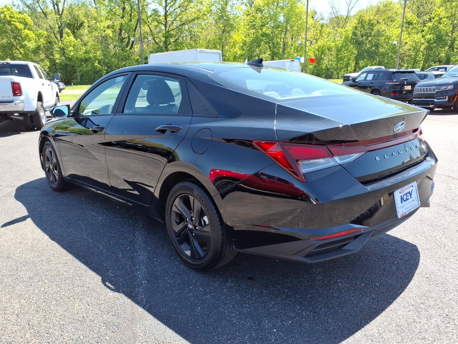 Used 2023 Hyundai Elantra SEL w/ Cargo Package FWD image 5