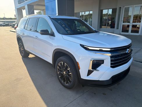 New 2026 Chevrolet Traverse LT w/ Sun and Wheel Package FWD image 9