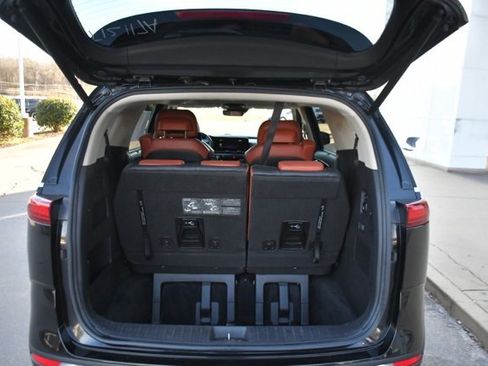 Used 2022 Kia Carnival SX Prestige image 9