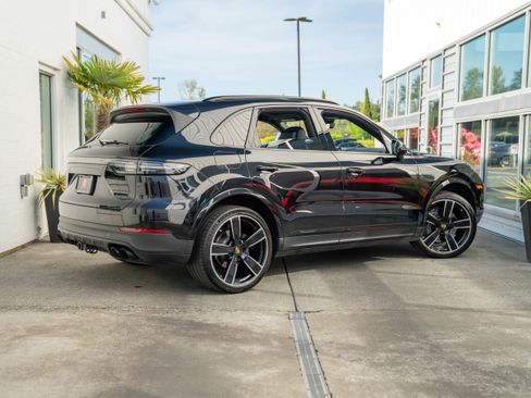 Used 2022 Porsche Cayenne image 8