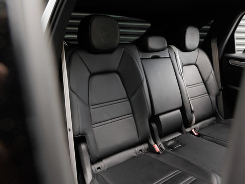 Certified 2023 Porsche Cayenne S Platinum AWD/4WD image 33