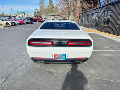 Used 2015 Dodge Challenger SXT image 4