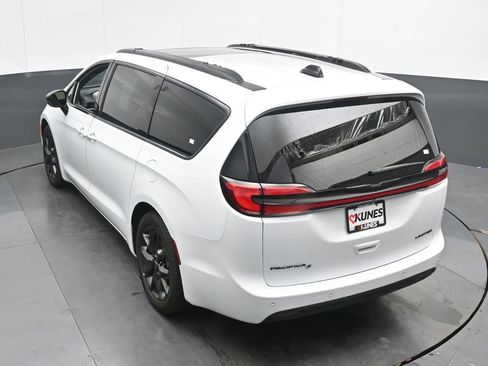 Used 2025 Chrysler Pacifica Limited image 46
