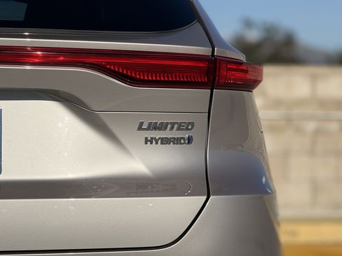 Used 2021 Toyota Venza Limited image 12