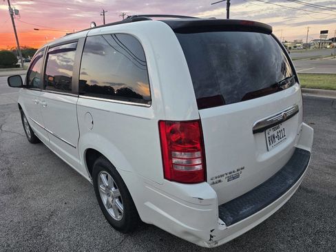 Used 2010 Chrysler Town & Country Touring Plus image 4