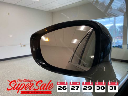 Used 2024 Chrysler Pacifica Touring-L image 39