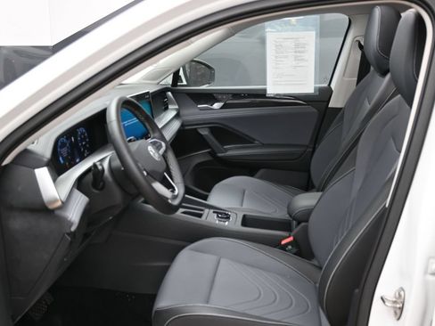 Used 2025 Volkswagen Tiguan SE w/ Panoramic Sunroof Package AWD/4WD image 13