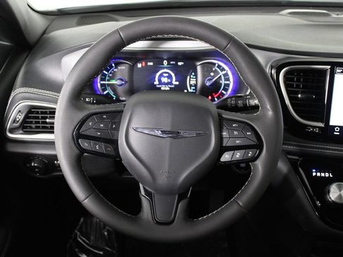 Used 2024 Chrysler Pacifica Limited FWD image 22